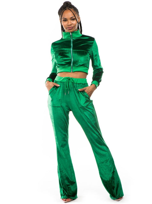 Velveteen Kelly Green two piece jogger set.  High waist cropped jacket, long sleeves and cell pockets.  Pants with pockets and thick waist with draw string.